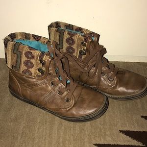 Printed brown fold over boots